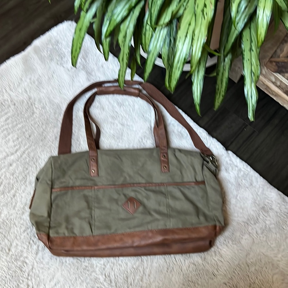 Good fellows bag target Nwot army green